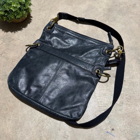 The Sak Black Leather Crossbody Shoulder Bag Purse Foldover Boho Hippy Slouchy - Picture 2 of 6